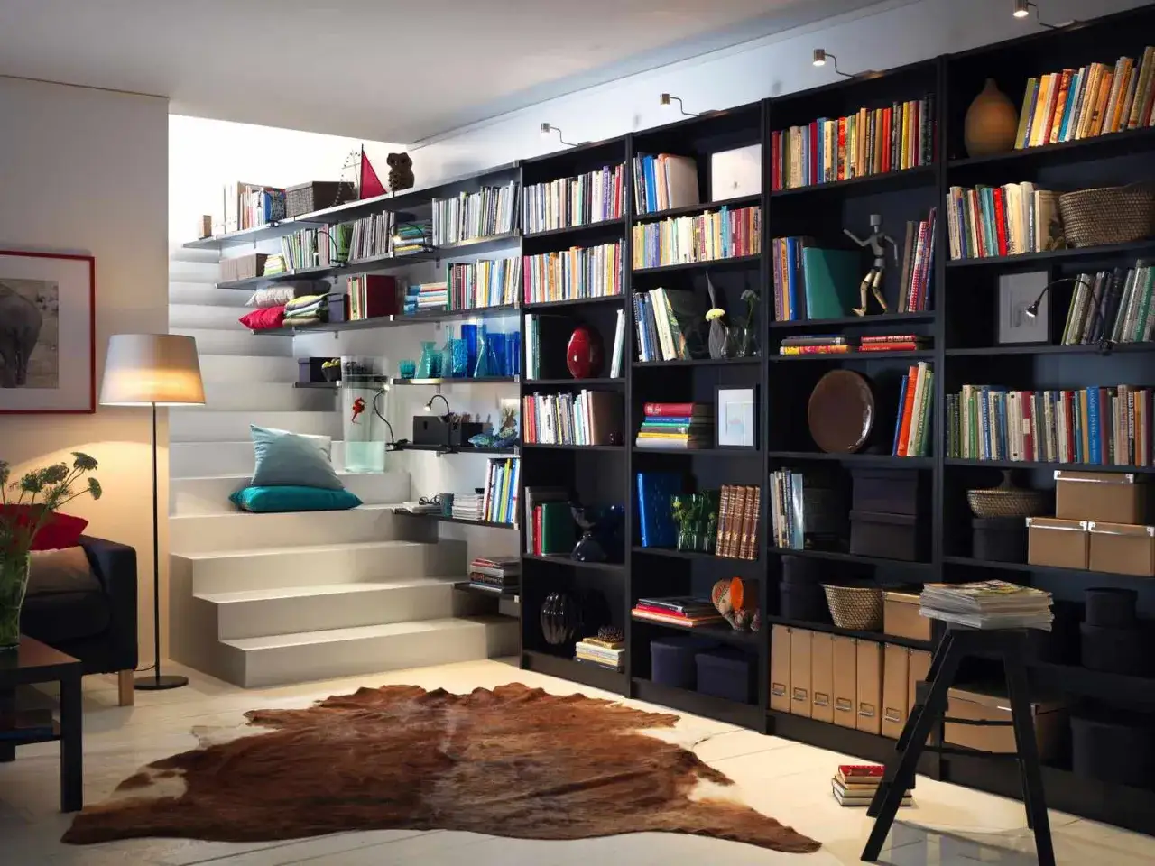 Estanter&iacute;a de libros negra con escaleras blancas. Las medidas estanteria libros son perfectas para este sal&oacute;n.