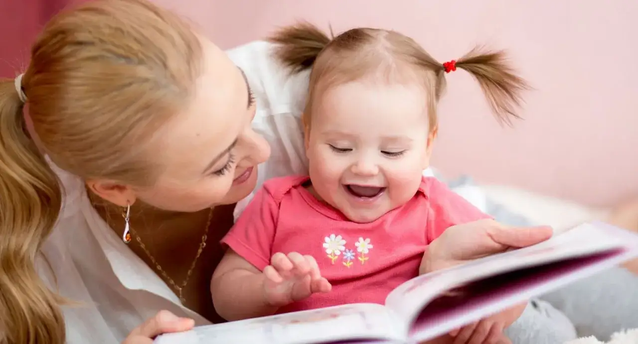 Mama czyta dziecku najlepsze książki dla dzieci. Radość malucha i wspólne chwile.
