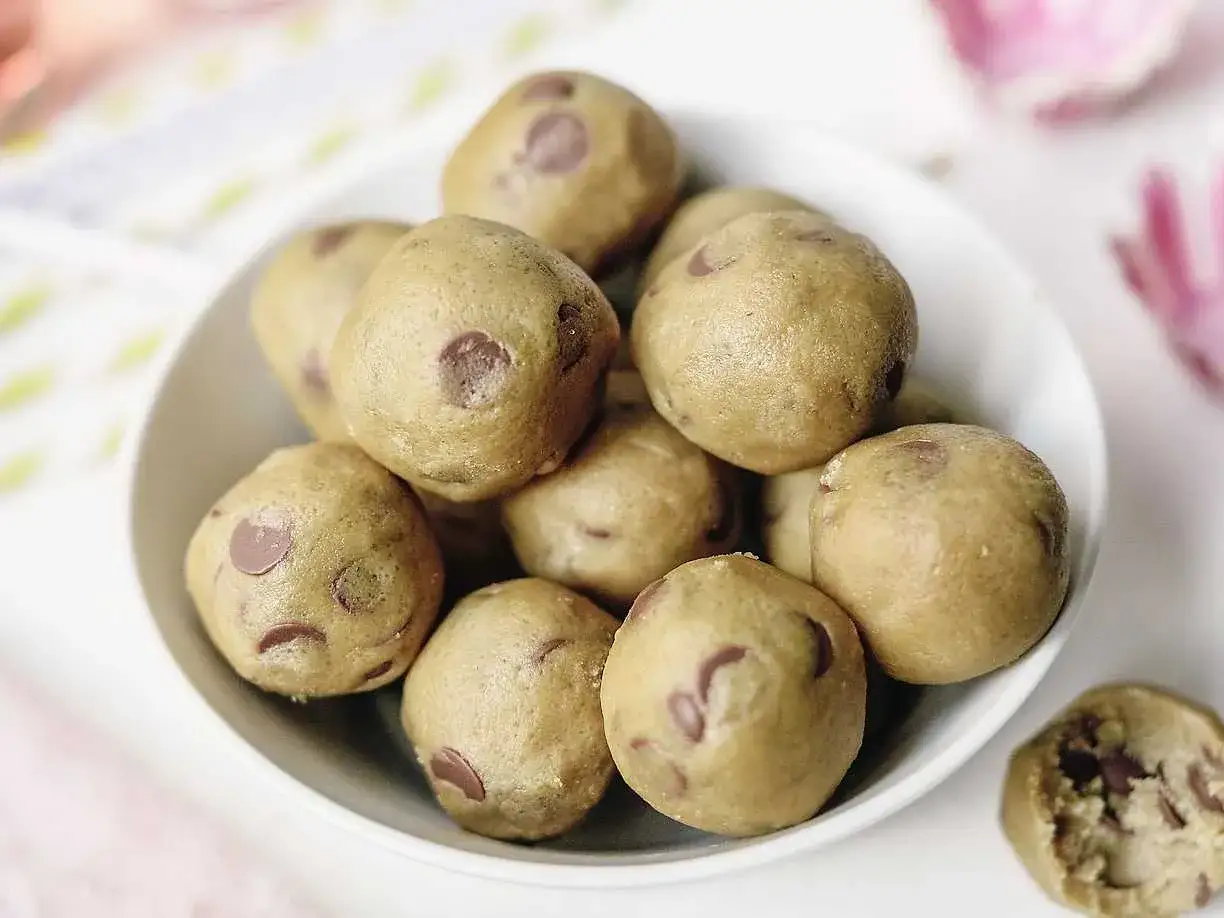 En sk&aring;l med l&auml;ckra cookie dough bollar, perfekta f&ouml;r ett snabbt och s&ouml;tt mellanm&aring;l.