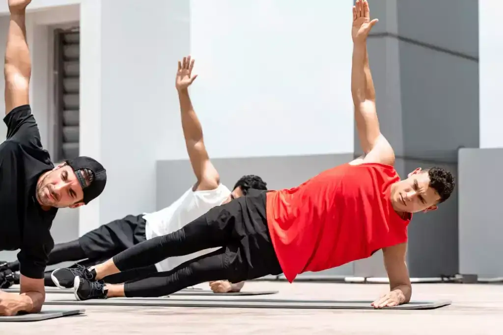 osoba wykonująca trening HIIT w domu
