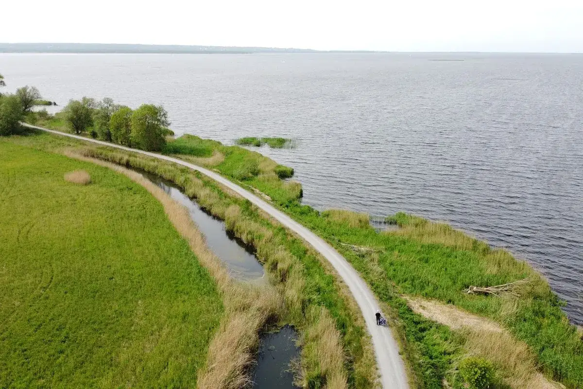 Malownicza ścieżka rowerowa wzdłuż jeziora, idealna na wycieczkę po trasach rowerowych Szczecin.