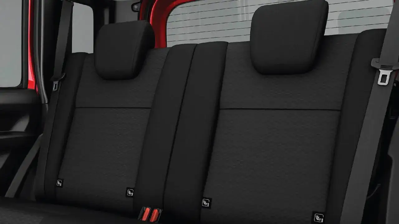Asientos traseros negros con anclajes ISOFIX visibles, listos para instalar sillas infantiles.