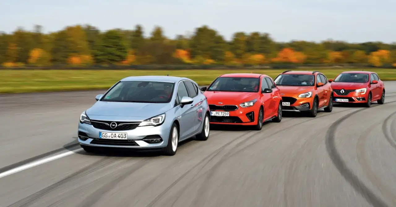 Srebrny Opel Astra, czerwone Kia i pomarańczowy Ford Focus jadą obok siebie. Test spalania?