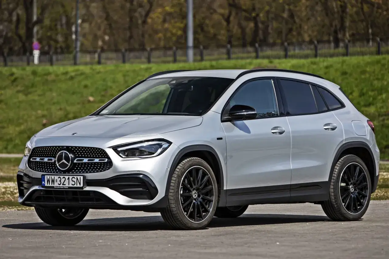 Srebrny Mercedes GLA na tle zieleni. Sprawdź jego kompaktowe mercedes gla wymiary, idealne do miasta.
