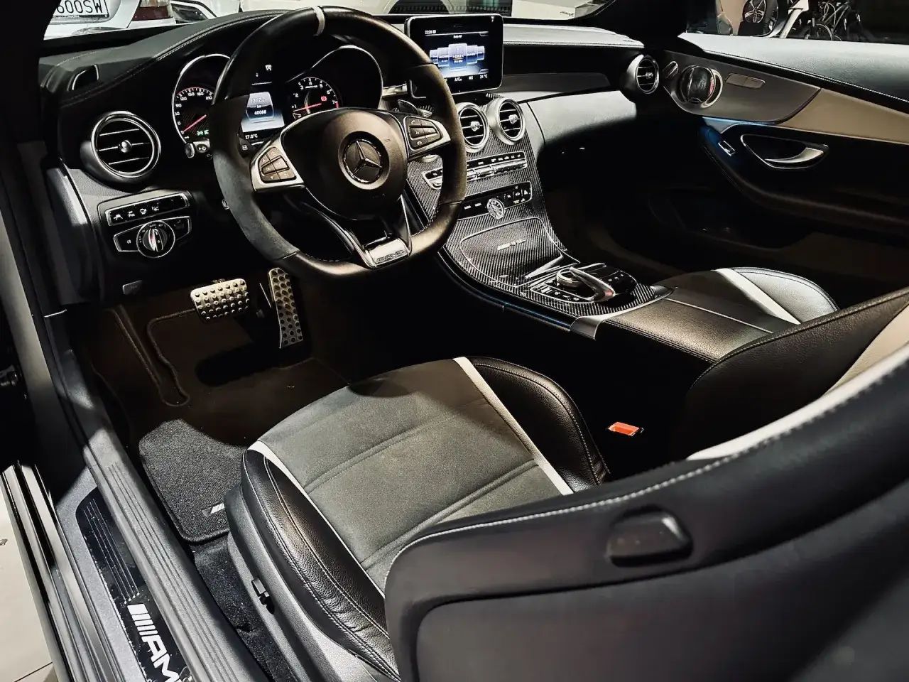Mercedes C63 AMG W205 wnętrze i silnik