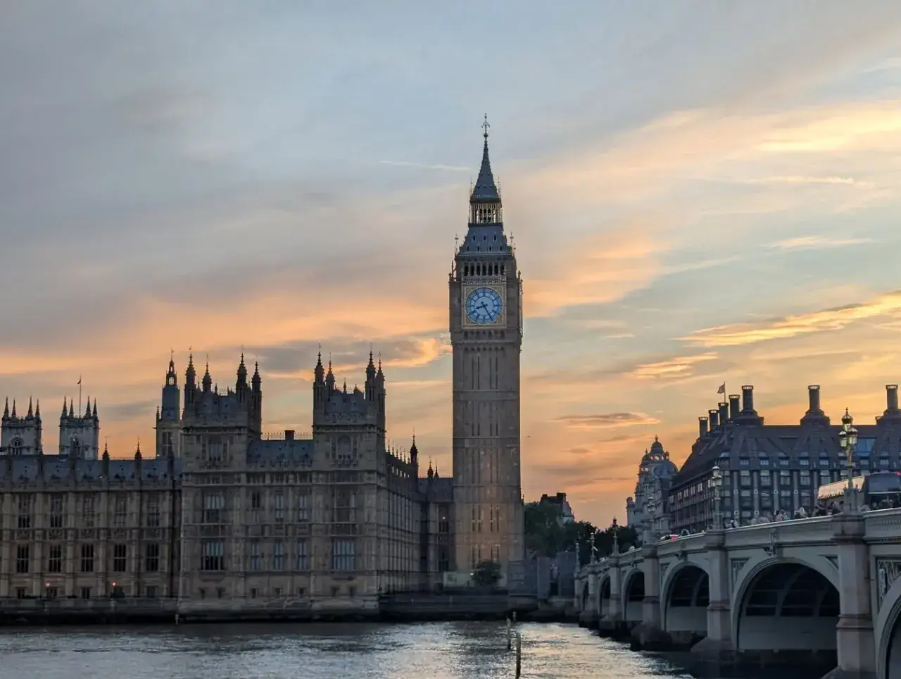 Zachód słońca nad Tamizą, Parlament i Big Ben. Ciekawostki o Londynie: wieża ma 96 metrów wysokości!