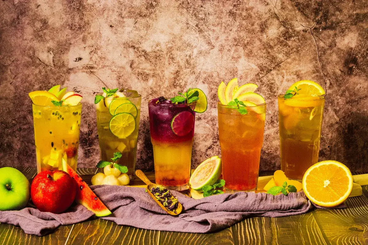 Pięć kolorowych drinków z owocami i lodem. Jeden z nich to drink z energetykiem, idealny na orzeźwienie.