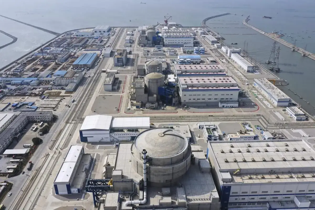 Große Anlage für china atomkraft am Meer, mit mehreren Reaktorgebäuden und Industriegebäuden.
