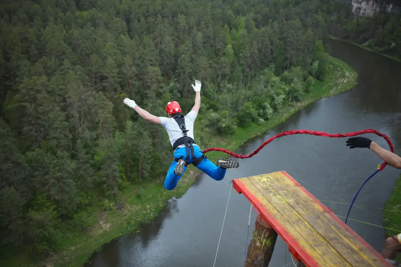 Skok na bungee z platformy nad rzeką. Zastanawiasz się, ile kosztuje skok na bungee? To niezapomniane przeżycie!