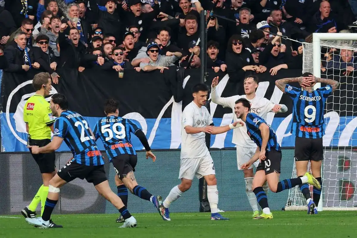 Emocje na meczu Atalanta – Napoli. Piłkarze świętują bramkę, kibice szaleją na trybunach.