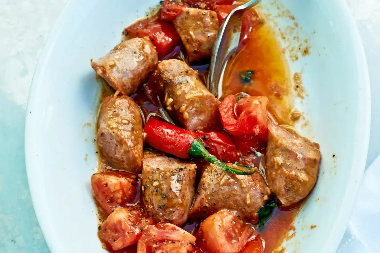 Salsiccia gravid i en mustig tomatsås med chili. En smakrik rätt som passar perfekt för en mysig middag.