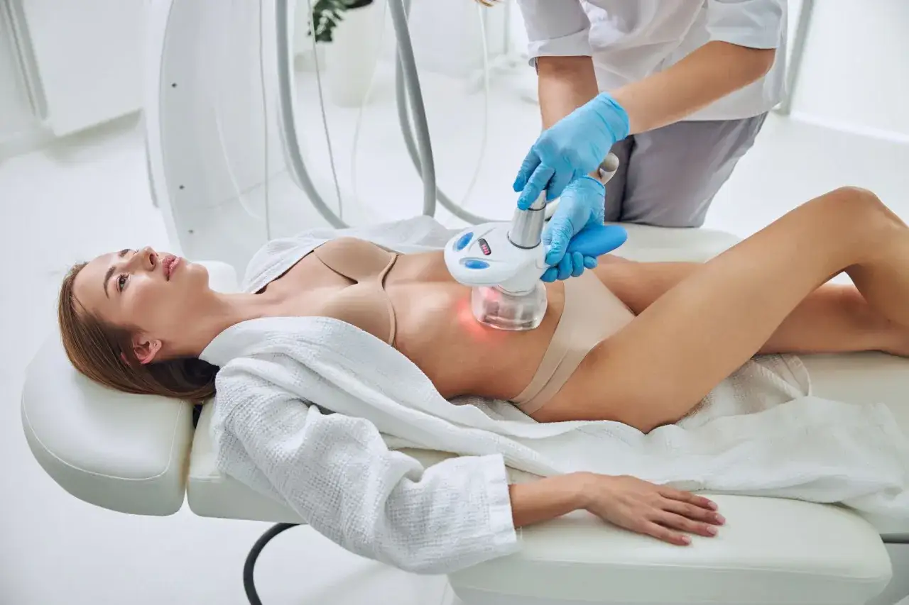 Kobieta zastanawiająca się nad zabiegami modelowania sylwetki, lipolaser i endermologia, porównanie