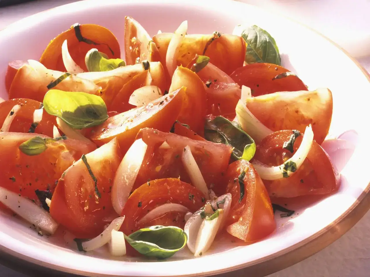 Frischer Tomatensalat mit Zwiebeln und Basilikum, ein einfaches tomatensalat rezept f&uuml;r hei&szlig;e Tage.