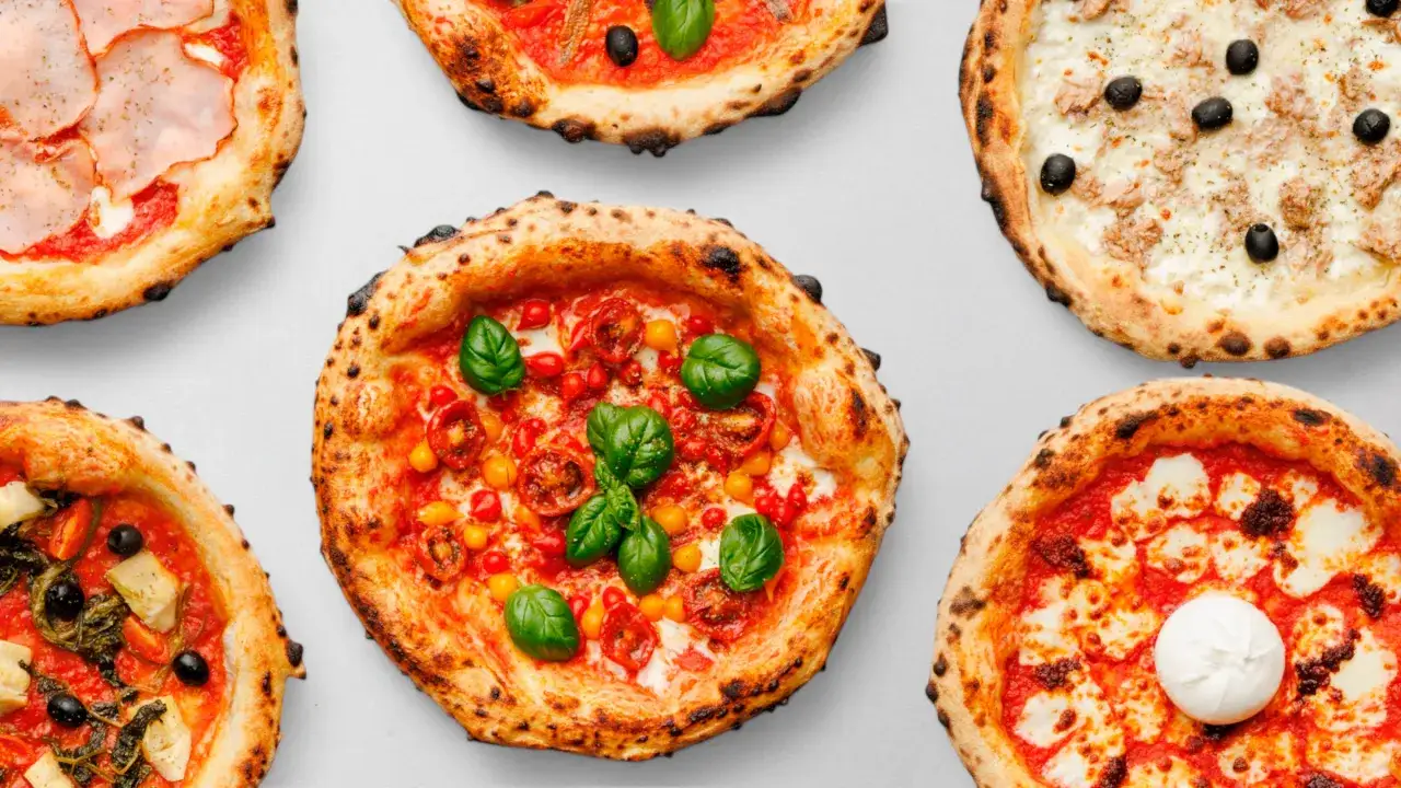 Pięć apetycznych pizz, w tym jedna z pomidorkami i bazylią, idealna odpowiedź na pytanie: pizza rosso co to.