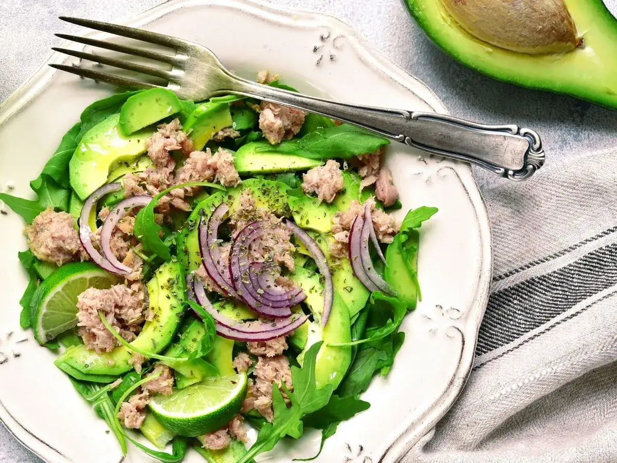 Salat mit Avocado, Thunfisch und roten Zwiebeln &ndash; perfekt f&uuml;r eine leichte Mahlzeit zum avocado abnehmen.