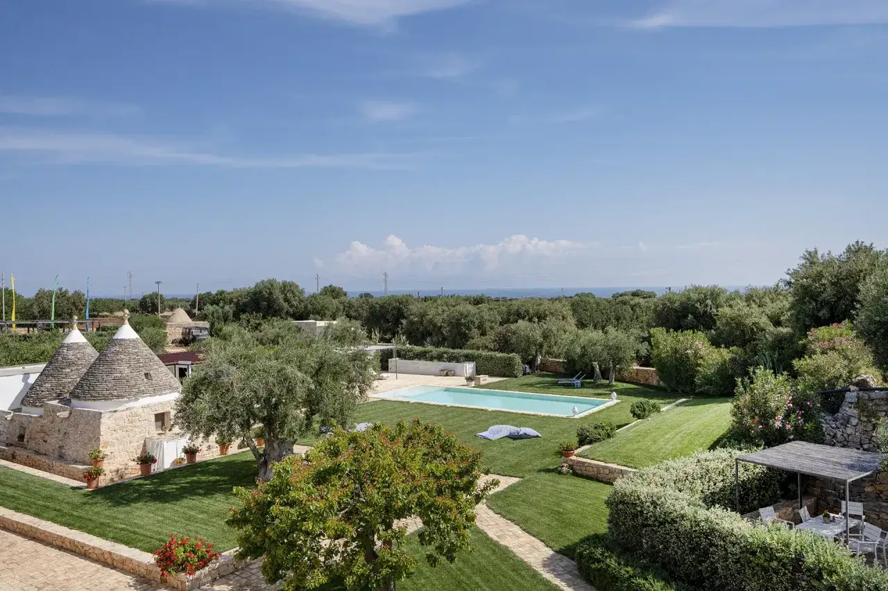 Trulli pugliesi con piscina, un sogno per il tuo itinerario Puglia 3 giorni. Relax e natura.