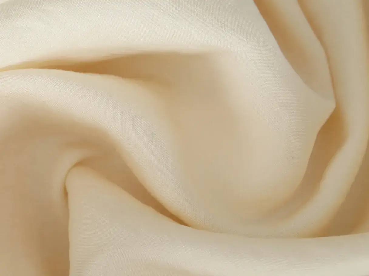 Cremefarbene Viskose Polyester Mischung, die sich weich anf&uuml;hlt. Ideal zum Waschen und Pflegen.
