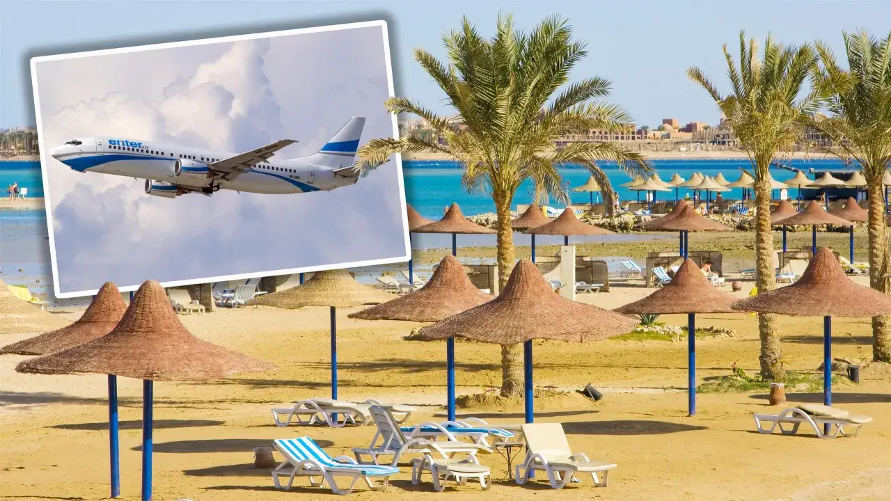 Samolot Enter Air leci nad plażą w Egipcie. Zastanawiasz się, ile leci się do Egiptu? Czas na wakacje!