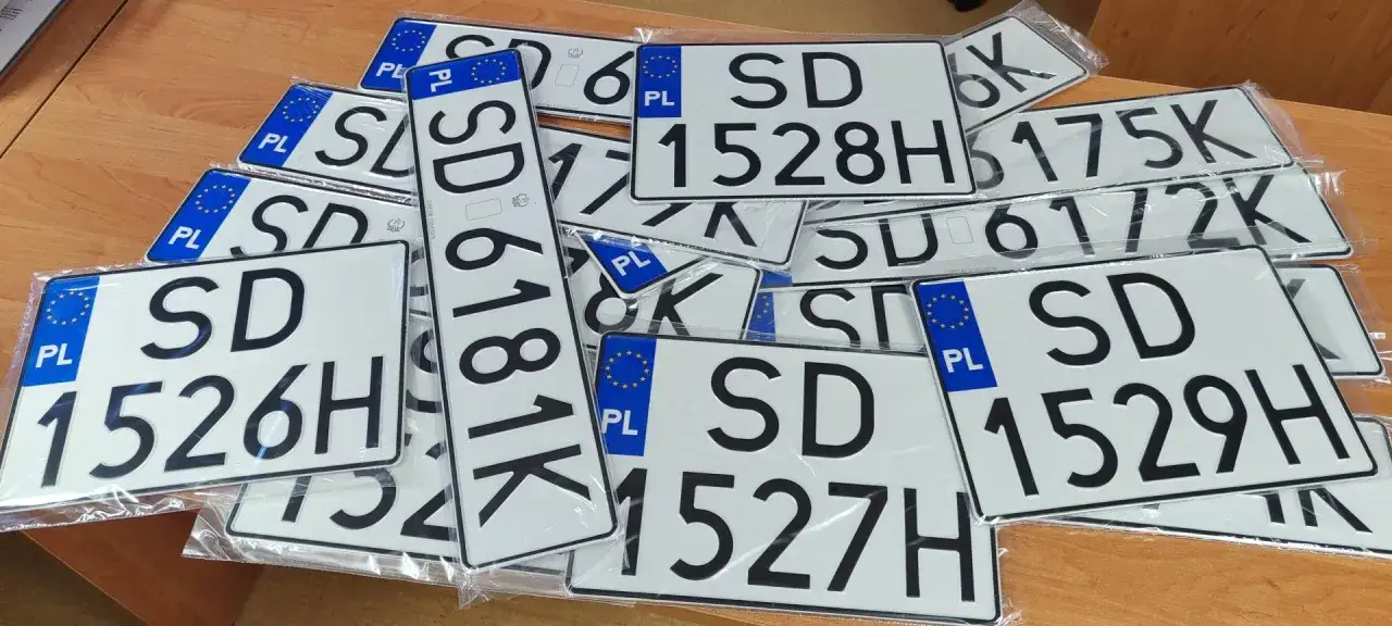 Stos nowych tablic rejestracyjnych SD. Kolekcja numerów SD 1526H, SD 6181K, SD 1528H, SD 1527H i innych czeka na swoje pojazdy.