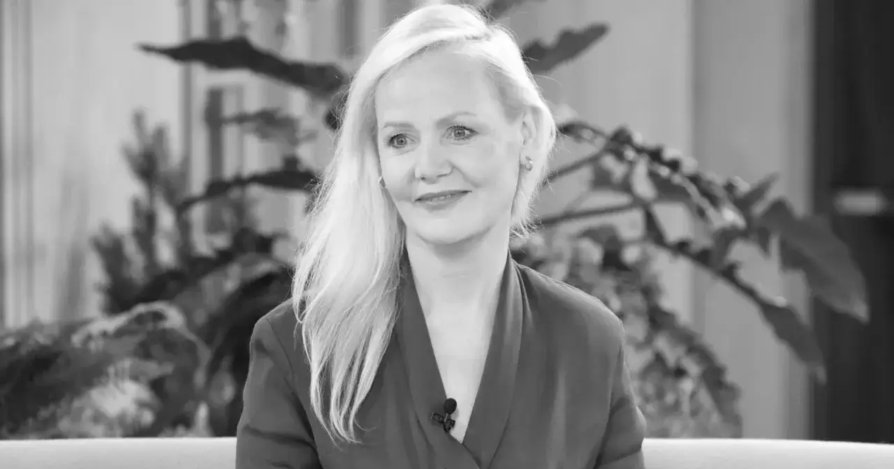 Katarzyna Stoparczyk z mężem, uśmiechnięta, z blond włosami, w eleganckim stroju.