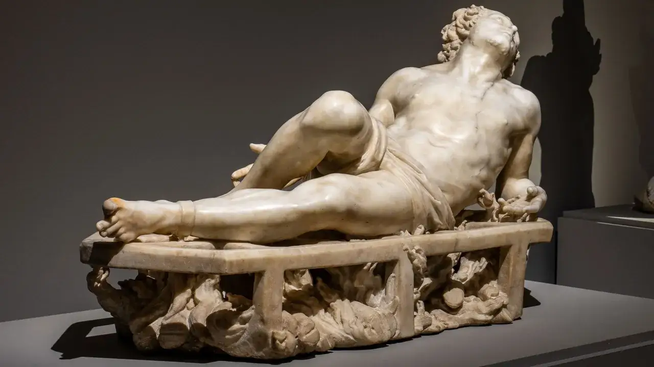 Sculpture en marbre d'un homme allong&eacute;, une des &oelig;uvres d'art de Le Bernin, le corps tendu dans une pose dramatique.