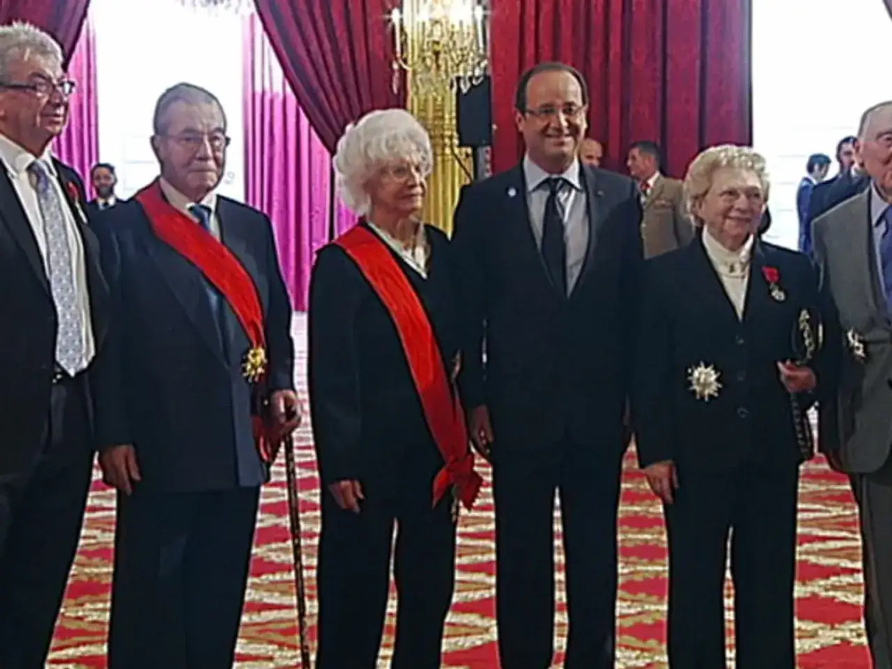 Fran&ccedil;ois Hollande remet la L&eacute;gion d'honneur &agrave; des r&eacute;cipiendaires. L'avantage de cette distinction est la reconnaissance de m&eacute;rites exceptionnels.
