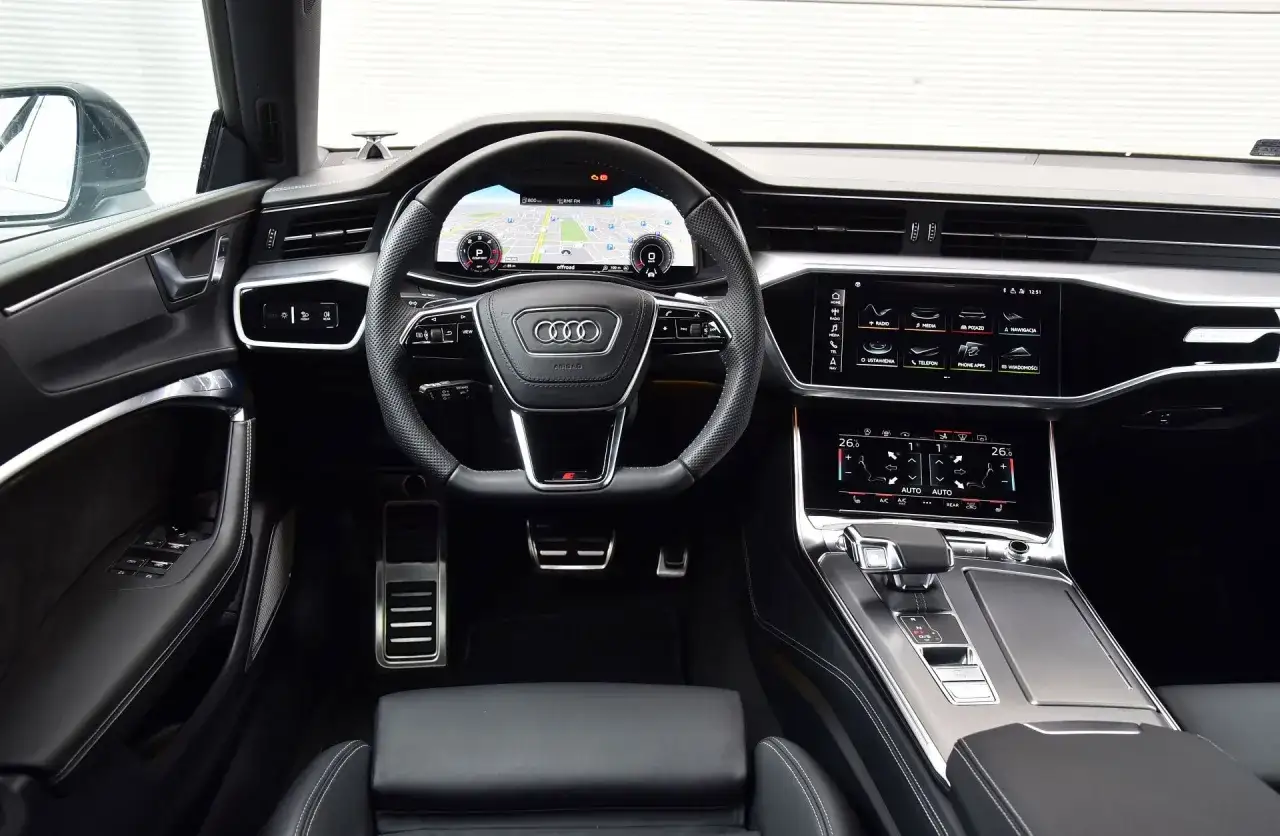 Wnętrze Audi A7 z nowoczesnym kokpitem i ekranami. Sprawdź aktualną audi a7 cena i wyposażenie.