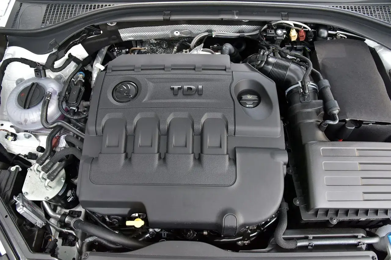 Skoda Superb silniki grafika por&oacute;wnawcza