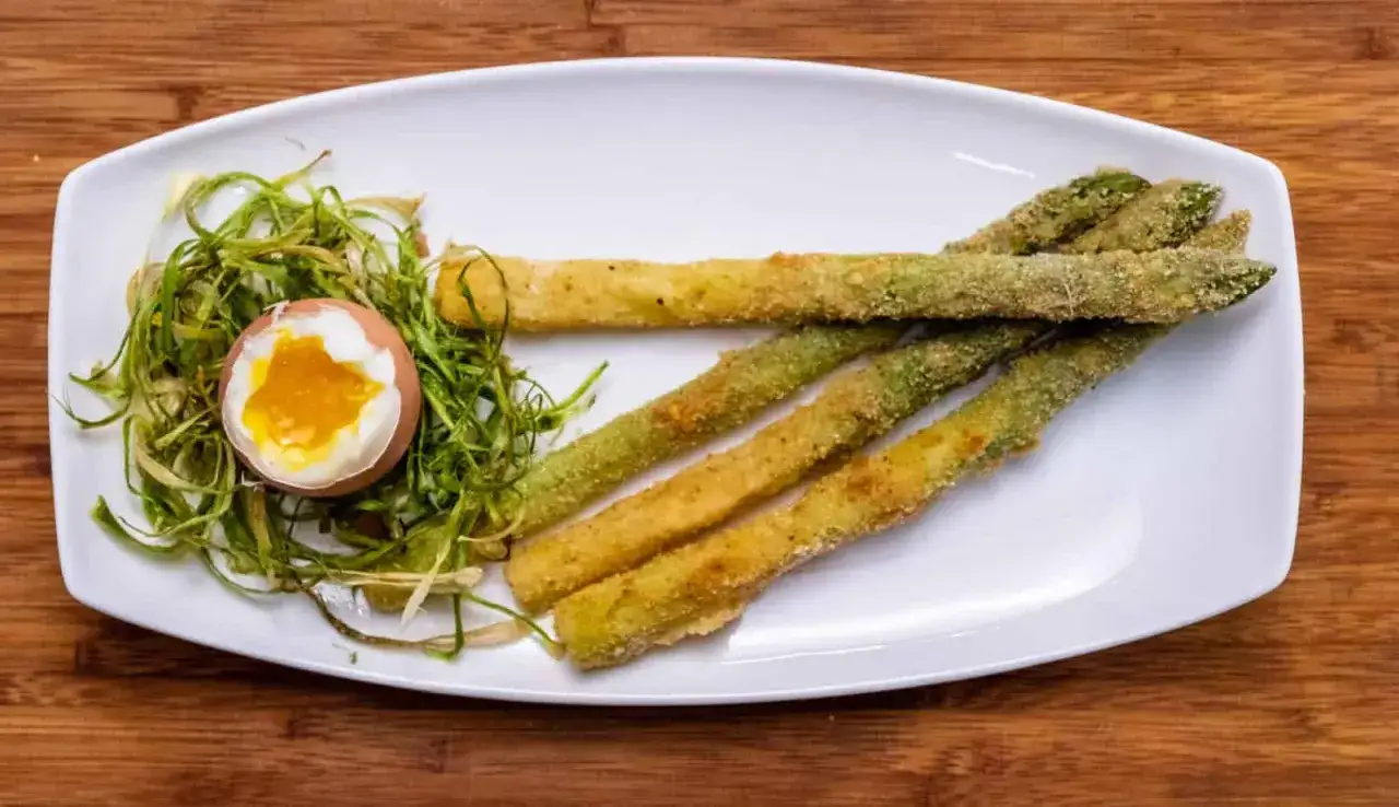 Uovo alla coque con asparagi impanati e croccanti, un piatto semplice ma gustoso.