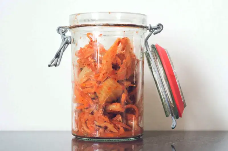 r&oacute;żne rodzaje kimchi w słoikach