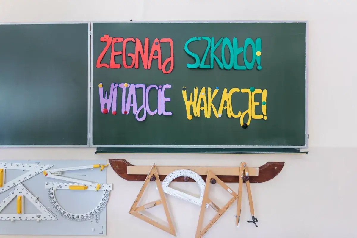 Pożegnanie szkoły i powitanie wakacji, tak jak co roku, gdy zakończenie roku szkolnego 2026 zbliża się wielkimi krokami.