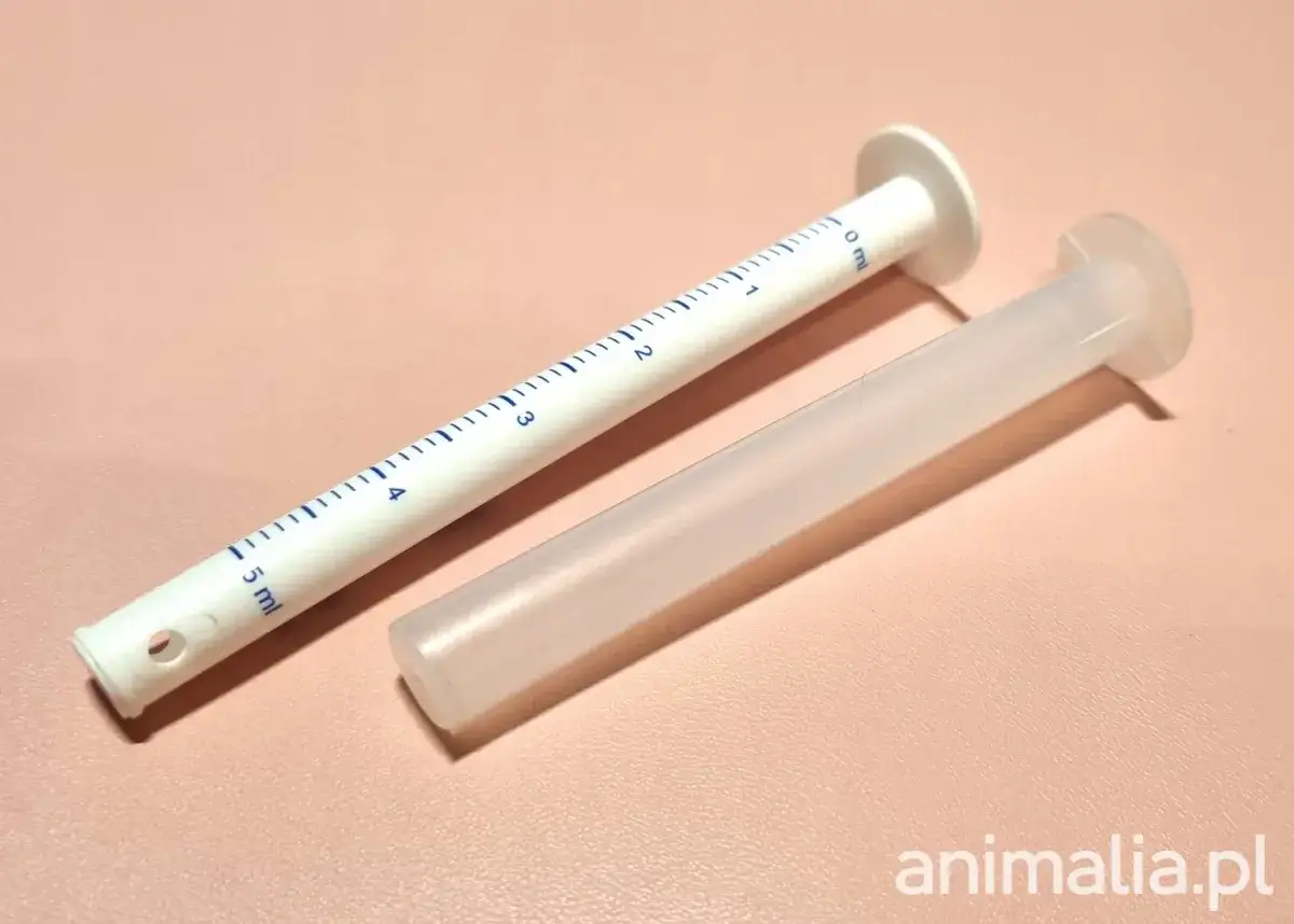 Dwie strzykawki, jedna biała z miarką (do 5 ml), druga przezroczysta. Pomocne przy ustalaniu kidofen duo dawkowanie.