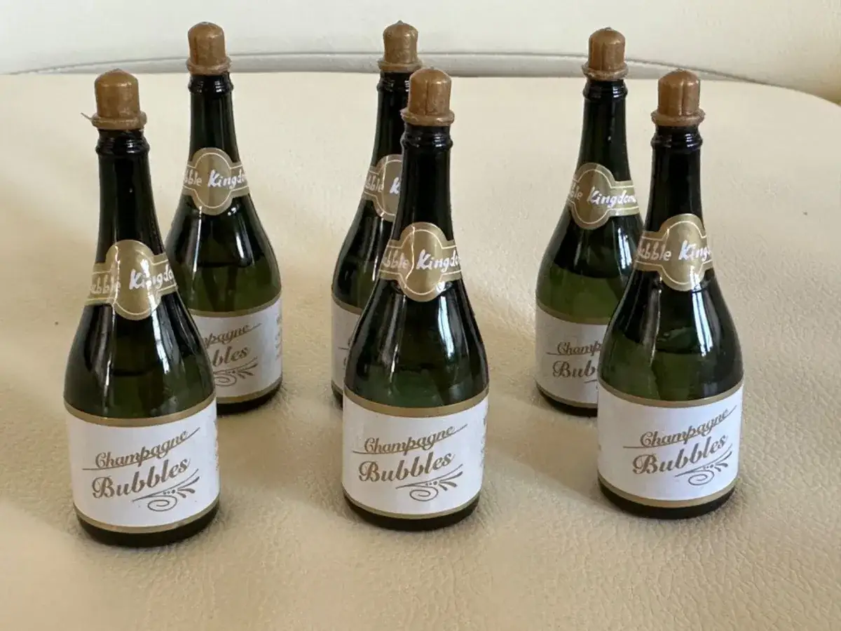 Sieben kleine Champagnerflaschen mit dem Aufdruck 