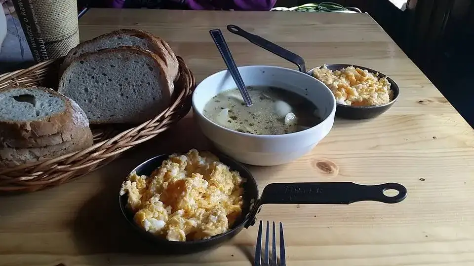 jedzenie w schronisku g&oacute;rskim