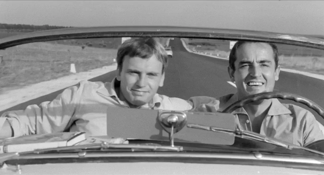 Due uomini in auto, un'immagine iconica che evoca il significato del film 