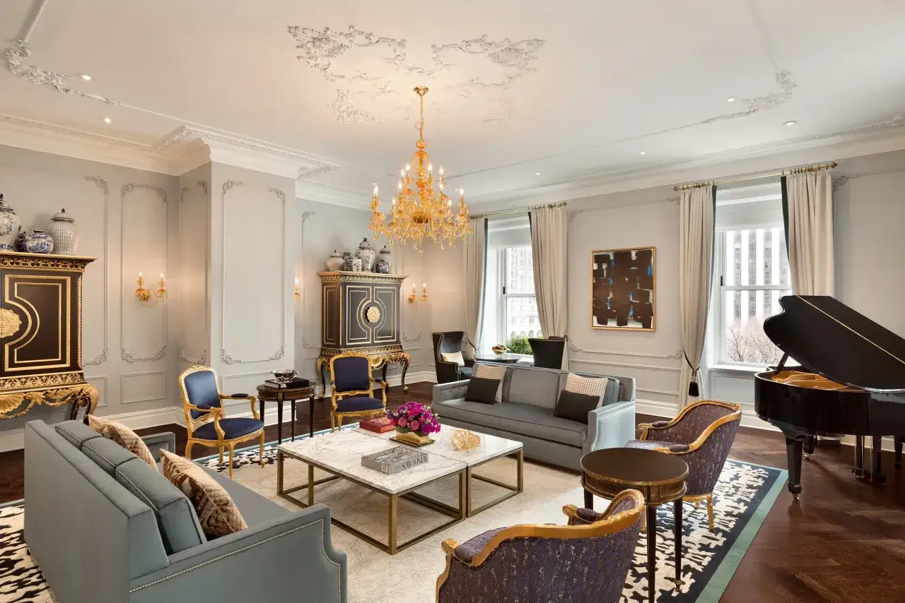 Elegancki salon z fortepianem i widokiem na Nowy Jork. Sprawdź hotel Plaza Nowy Jork ceny, by poczuć luksus.