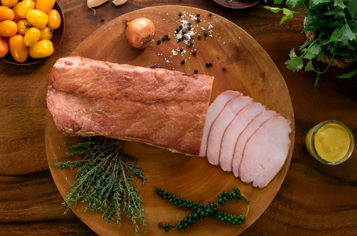 Schab gotowany w herbacie, pokrojony w plastry, z dodatkiem ziół, pieprzu, cebuli i musztardy.
