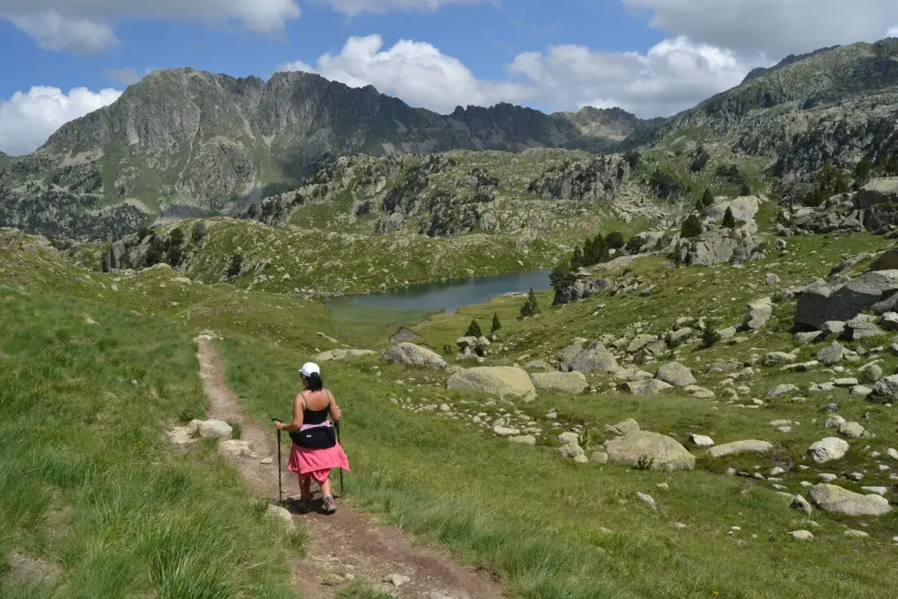Senderista en ruta por la monta&ntilde;a, disfrutando del paisaje de Vielha e Mijaran.