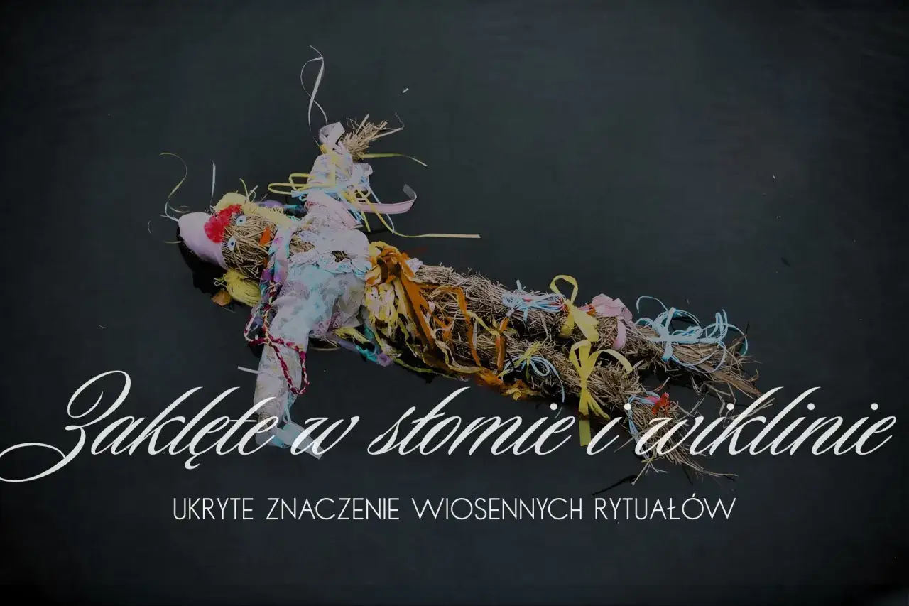 Wiosenna Marzanna, symboliczne nowe latko, ozdobiona kolorowymi wstążkami i tkaninami, unosi się na ciemnej wodzie.