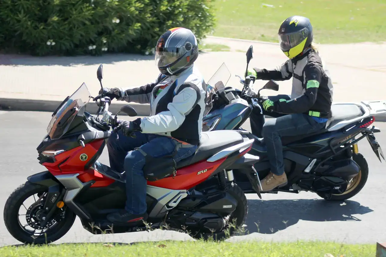 Dos personas en moto, quiz&aacute;s pensando en la edad para sacarse el carnet de moto 49cc.