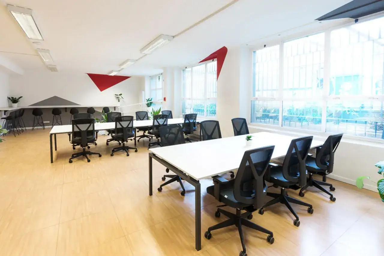 Spazi luminosi e moderni, con tavoli e sedie ergonomiche, perfetti per capire cos'&egrave; il coworking e lavorare in un ambiente stimolante.