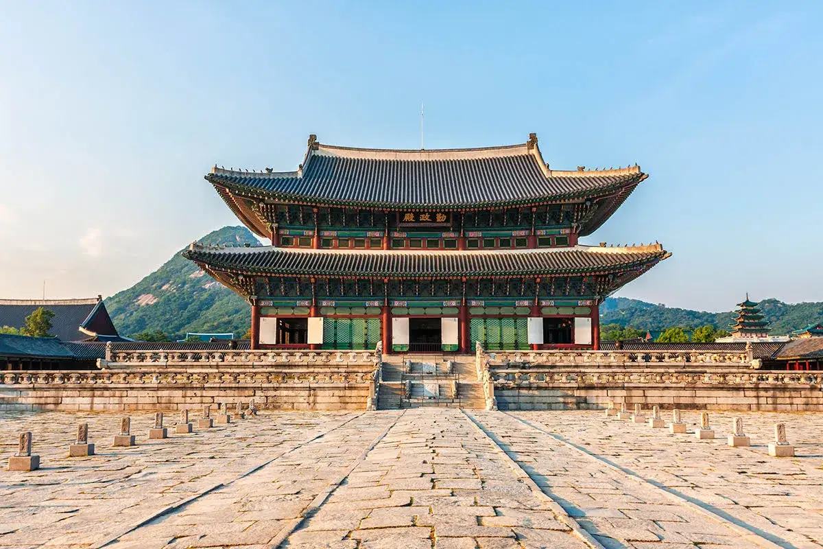 Il Palazzo Gyeongbokgung, un must per chi cerca cosa vedere a Seoul, con i suoi tetti a pagoda e il cortile in pietra.