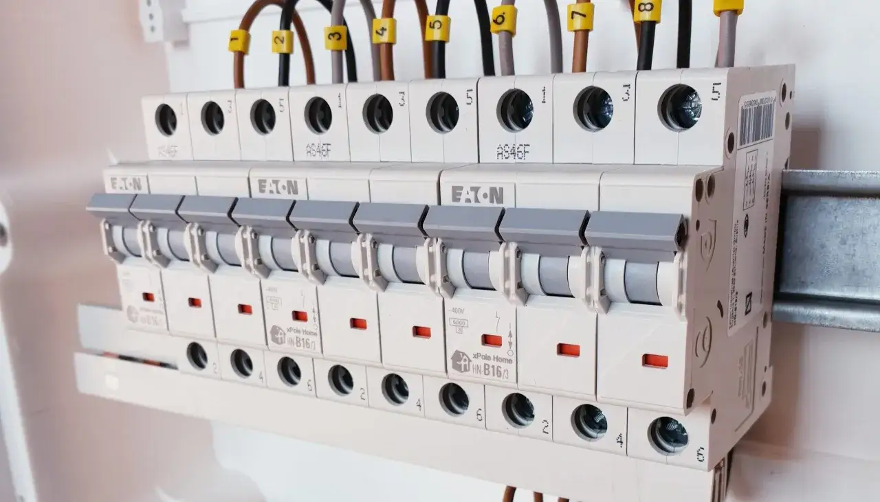 Zacznijmy od wyboru, jaki bezpiecznik do gniazdek. Widok na rozdzielnicę elektryczną z bezpiecznikami i przewodami.