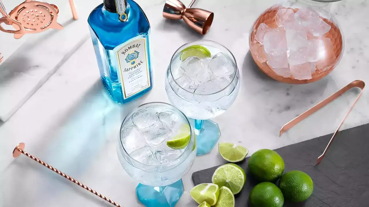 Zwei erfrischende Gin Tonic mit Bombay Sapphire, Eis und Limette. Alles für den perfekten Drink.