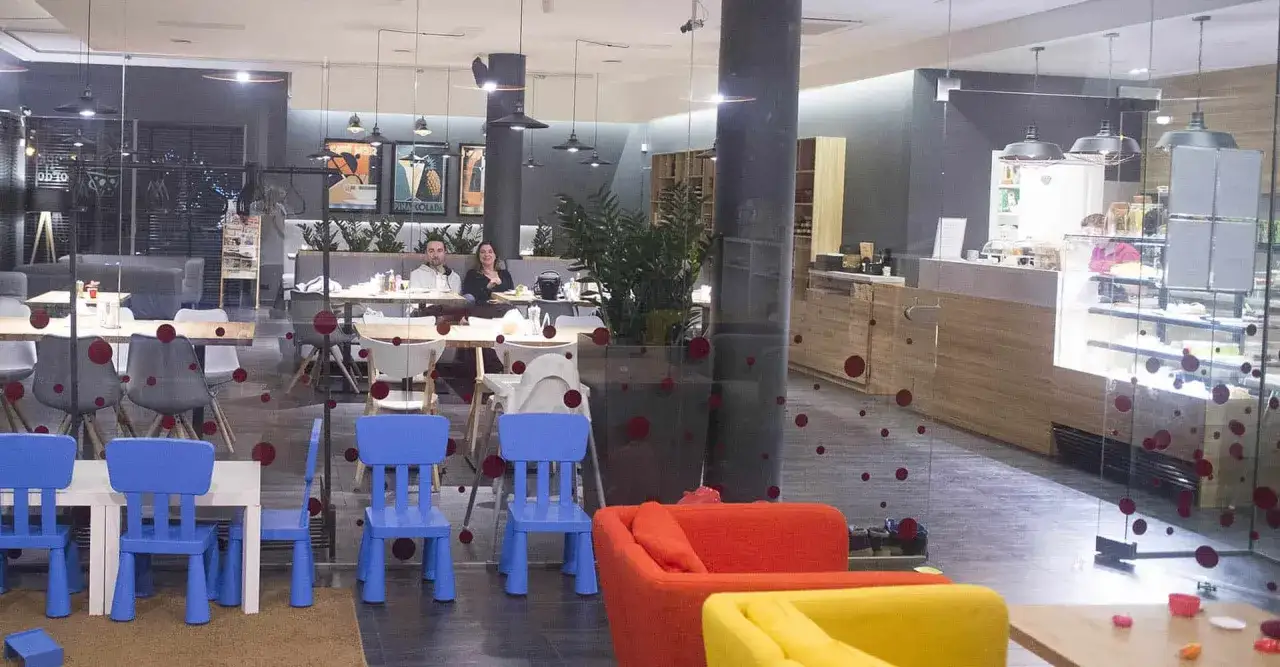Warszawska restauracja z salą zabaw dla dzieci. Kolorowe krzesełka i stoliki czekają na najmłodszych gości.