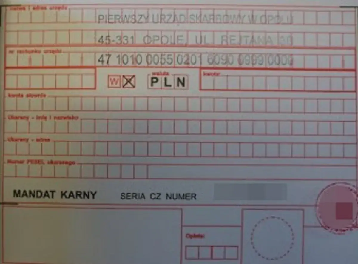Formularz mandatu karnego z danymi urzędu skarbowego i numerem rachunku, wskazujący jak zapłacić mandat.