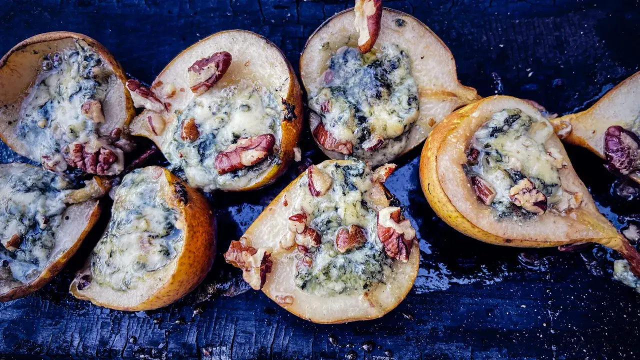 Poires coupées en deux, garnies de fromage bleu et de noix. Un délice gourmand, ce pavé de poire est prêt à être dégusté.