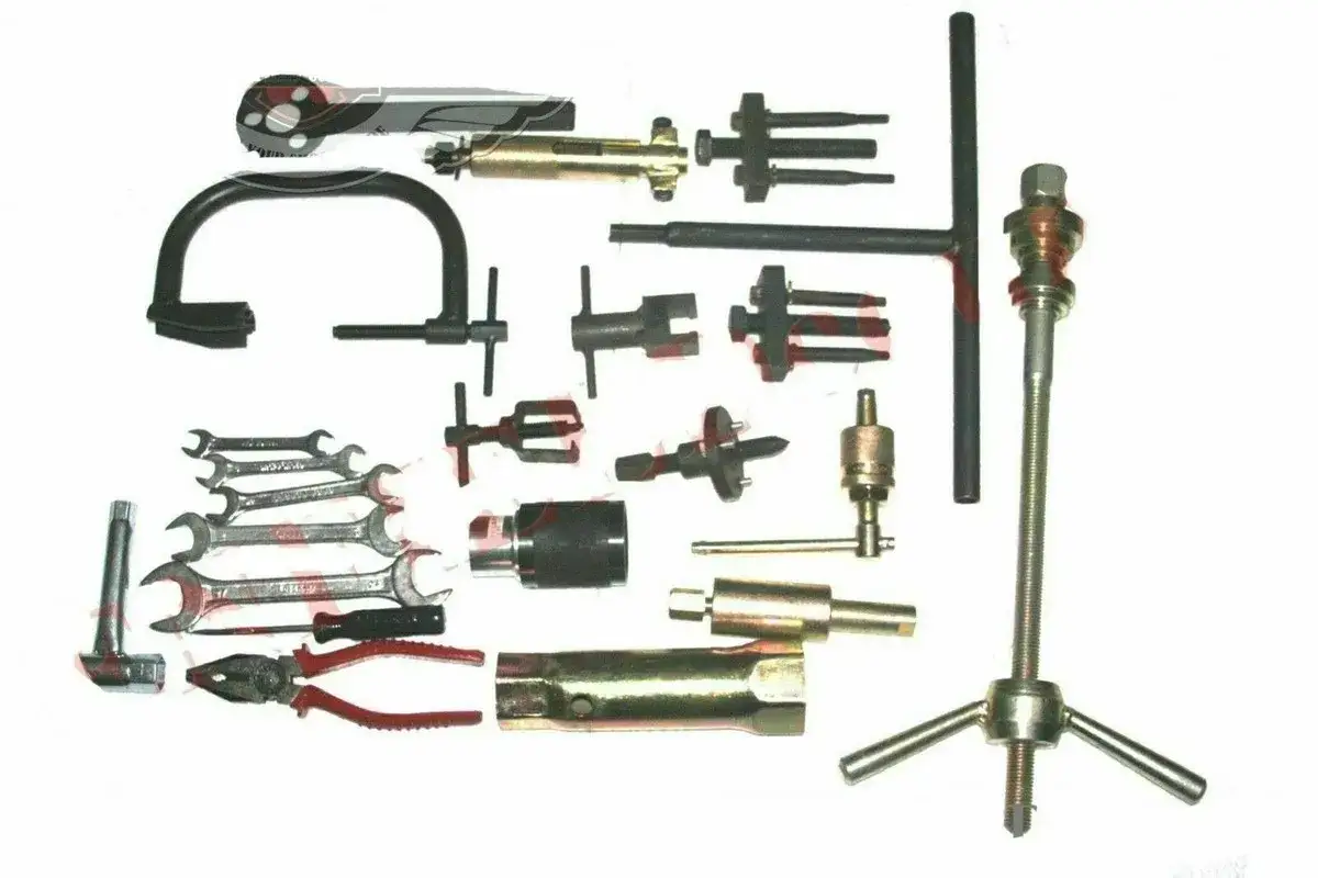 Kit de herramientas para restaurar moto antigua: extractores, llaves, alicates y m&aacute;s.