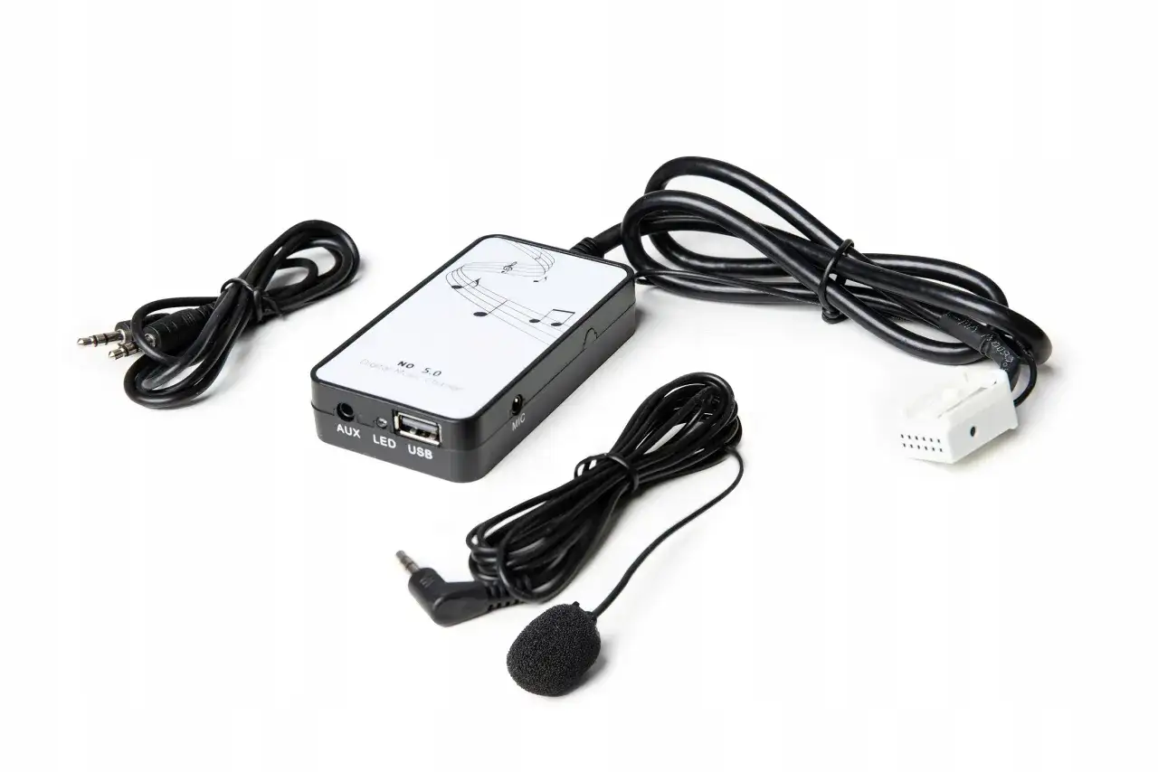 Zestaw do dołożenia bluetooth do radia samochodowego: moduł z wejściami AUX, USB, mikrofonem i kablem do podłączenia.