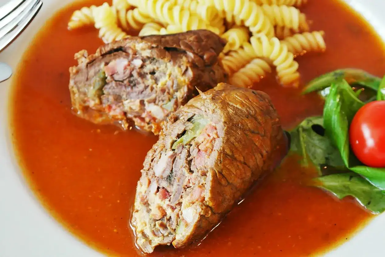 Rolady wołowe w sosie pomidorowym z makaronem fusilli i pomidorkiem. Idealne, gdy zastanawiasz się, jak długo dusić rolady wołowe.